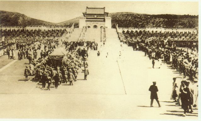 4-10、照片：孫中山靈柩移入祭堂.jpg
