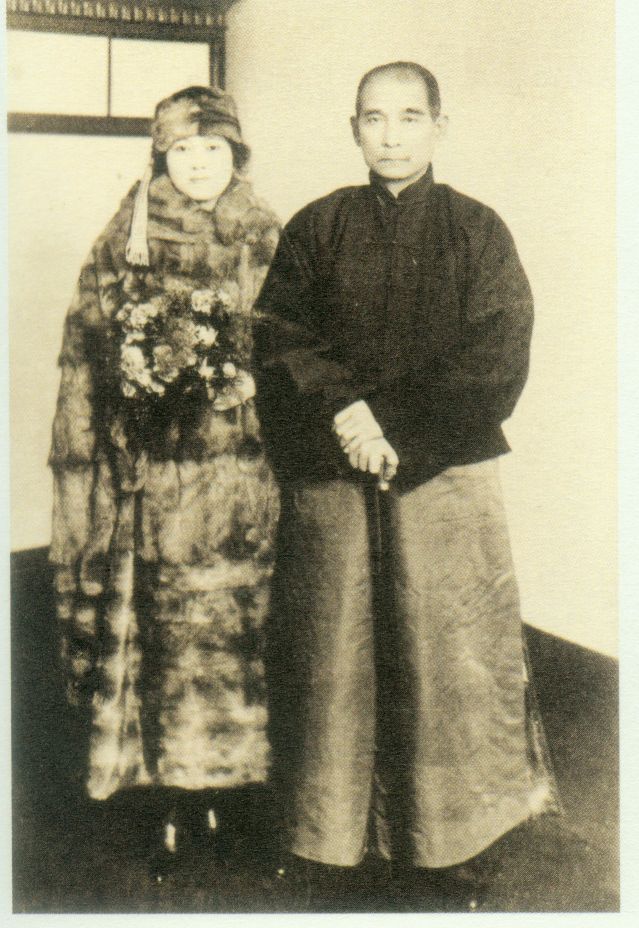 4-2、照片：1924年11月24日孫中山和宋慶齡在神戶的合影。.jpg