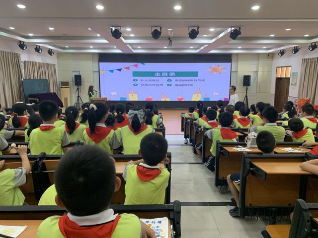 社工向同學們講解毒品知識.jpg