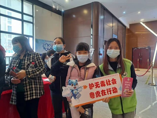 三鄉(xiāng)鎮(zhèn)開展“禁毒宣傳進(jìn)影院，禁毒知識(shí)入民心”宣傳活動(dòng)圖片2.jpg