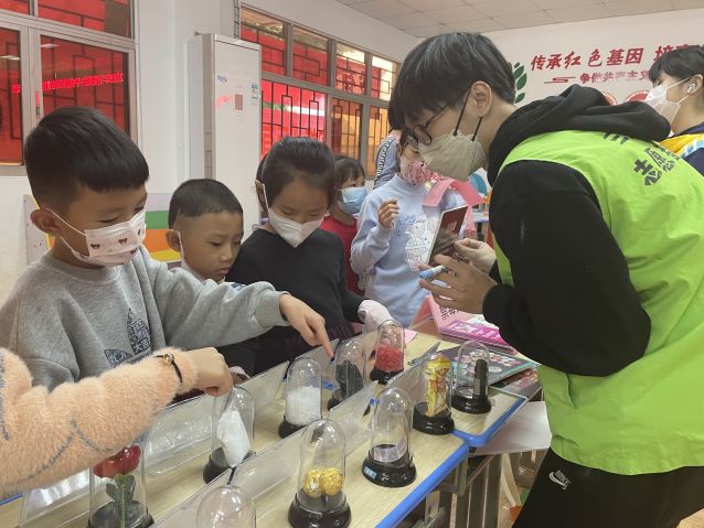 三鄉(xiāng)鎮(zhèn)開展“揚眉‘兔’氣賀新春，禁毒相伴過新年”活動圖片2.JPG